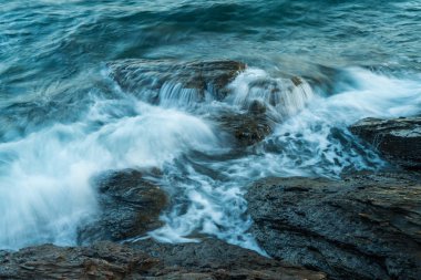 Dalga deniz kıyısında taş isabet