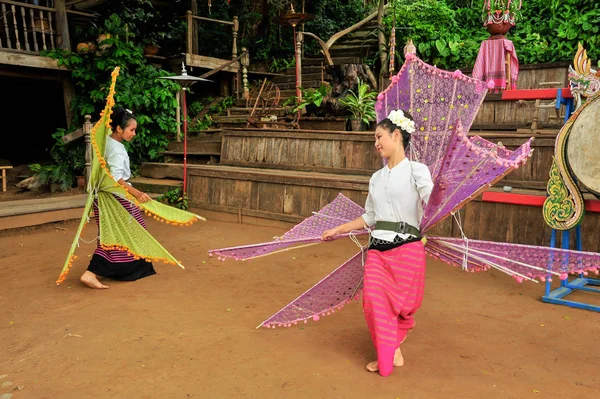 Wydajności tajski tradycyjnych północnych styl taniec — Zdjęcie stockowe