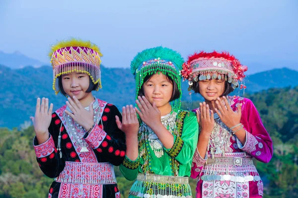 Vackra flickor med sina färgglada klänningar — Stockfoto