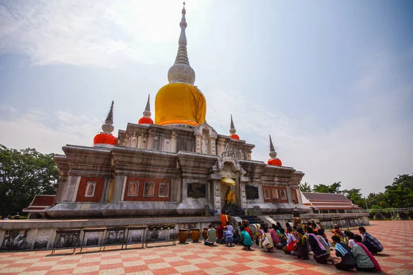 Budistas e monges adorando Buda Imagem — Fotografia de Stock