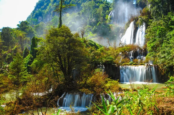 Hermosas cascadas Thi Lo Su con ambiente brumoso — Foto de Stock