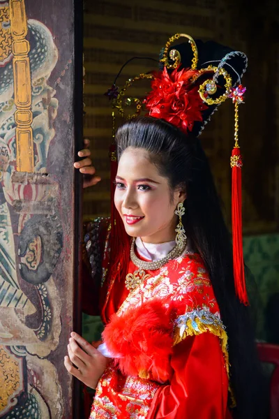 Mulher bonita com vestido vermelho chinês tradicional em chinês sh — Fotografia de Stock