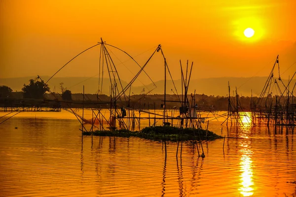 Pescatore che lavora su impalcature di bambù con bambù tradizionale — Foto Stock