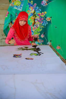 Güzel Müslüman kadın boyama desen Batik kumaş üzerine