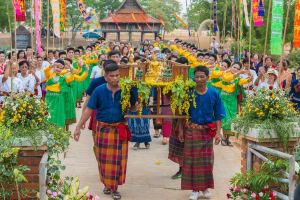 Parade d'images de Bouddha avec danse traditionnelle thaïlandaise — Photo