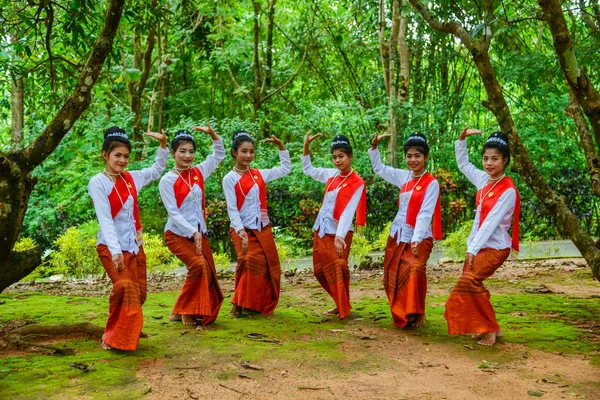 Beuatiful teenage girls dancing to show tourists — Stock Photo, Image