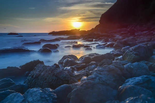 Hermoso paisaje marino sedoso durante la puesta del sol — Foto de Stock