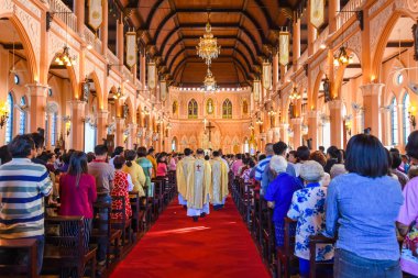 Grup yürüyüş Hıristiyan güzel kiliseye papazlar