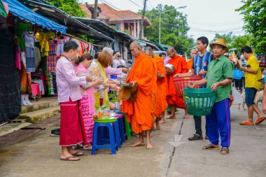 Gıda ve şeyler Budist rahipler grubuna sunan insanlar