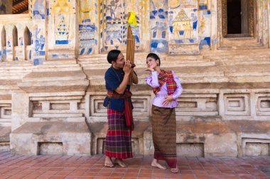 Tay kuzeydoğu geleneksel müzikle dans