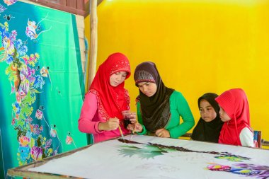 Güzel Müslüman kadın boyama desen Batik kumaş üzerine