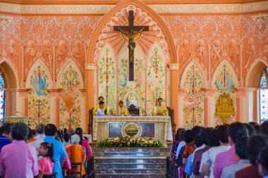 Grup papazlar dini töreni yapıyor