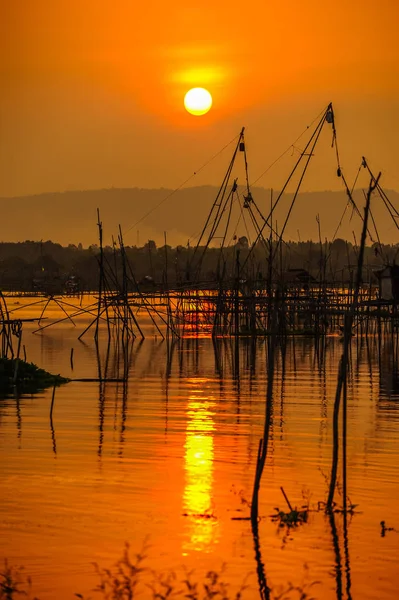 Traditional bamboo and wooden fishing tools in swamp — Stock Photo, Image