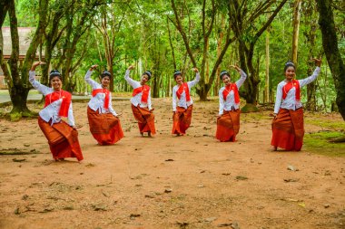 Turistler göstermek için dans güzel genç kızlar