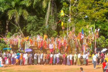 Budist Pzt insanların ibadet gıda ve t tekne taşımak için yürüyüş