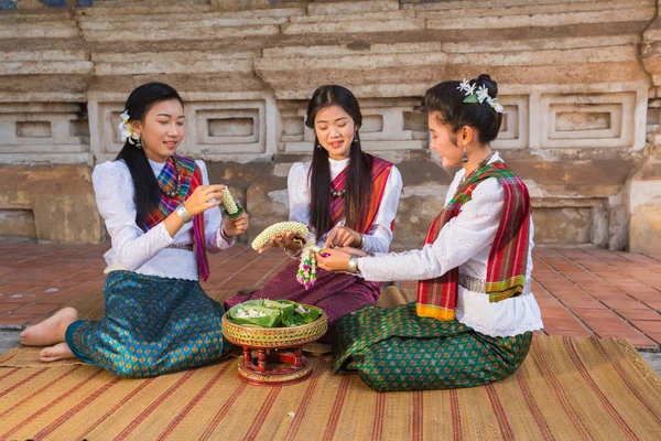 Khonkaen Thailand December 2015 Group Beautiful Girls Making Garlands Together — Stock Photo, Image