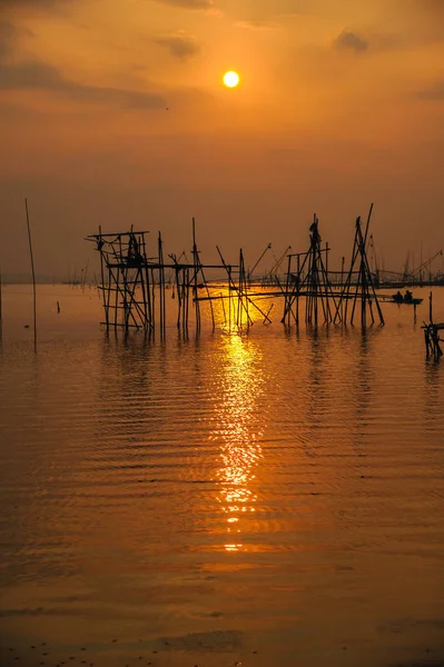 Tradizionali attrezzi da pesca in bambù e legno in palude — Foto Stock