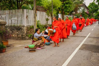 Laos insanlar gıda Budist rahipler için sunan