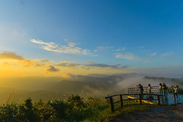 Toeristen en fotografen schieten foto's voor prachtige zonsopgang — Stockfoto