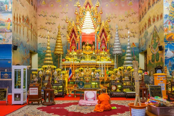 Monje budista meditando delante de Buda dorado Imagen — Foto de Stock