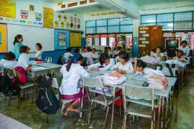 Mon öğrenciler ile geleneksel elbiseler sınıfta eğitim