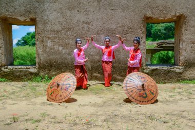 Turistler göstermek için dans güzel genç kızlar