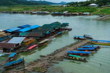 Nehir ile ahşap ve bambu bağlantı noktasını travellin için kırsal köy