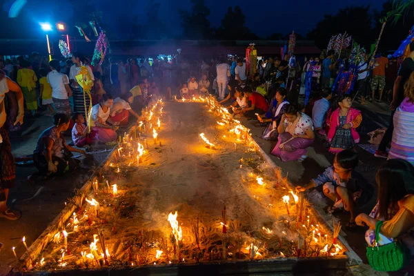 Le persone lun buddiste celebrano il mese del festival del merito — Foto Stock