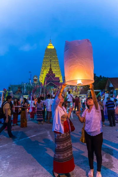 仏教月の人々 がメリットの祭の月を祝うため — ストック写真