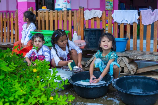 Crianças do jardim de infância em creche rural lavar pratos, tigelas — Fotografia de Stock