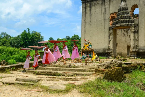 荒廃した仏教教会の外を歩く月修道女たちのグループ — ストック写真