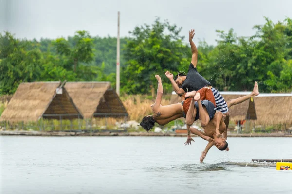 Grupo de meninos adolescentes mergulhando na água no rio — Fotografia de Stock