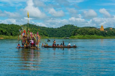 Budist Pzt insanların tekne ibadet gıda ve şeyler üzerinde yüzen 