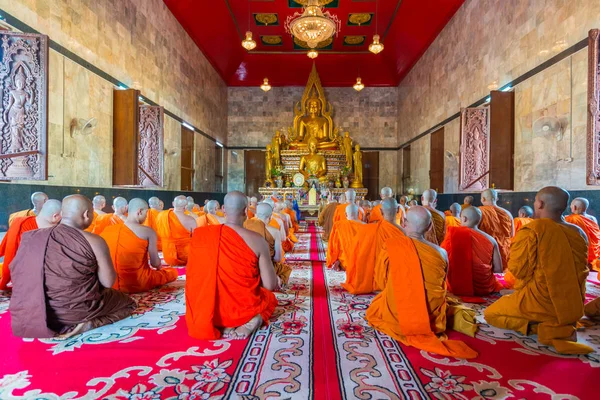 Buddhistische Mönche singen vor goldenem Buddha-Bild — Stockfoto