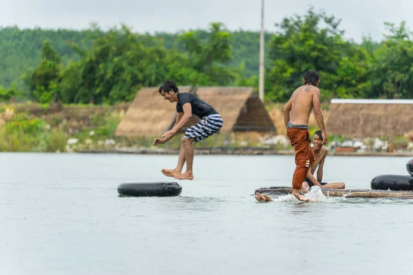 Grupo de adolescentes buceando en el agua en el río —  Fotos de Stock