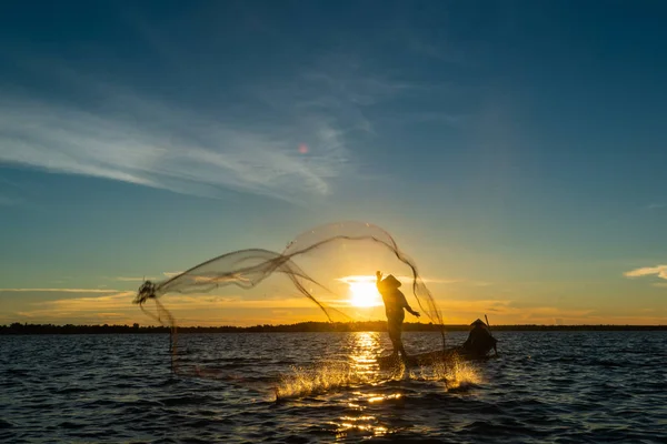 Неопознанный Рыбак Силуэт Рыбалке Лодке Бросая Рыболовные Сети Реку Время — стоковое фото