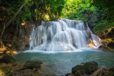 Kanchanaburi, Tayland Srinakarin milli parkı Huai Mae Kamin güzel şelaleler