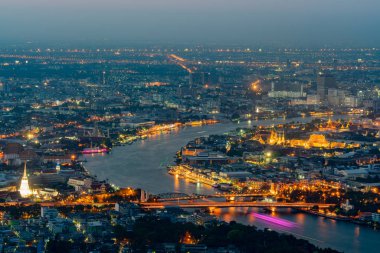 Tayland 'ın başkenti olan Bangkok şehri, alacakaranlıkta belirsiz ve sağlıksız bir hava kirliliği yaratıyor.