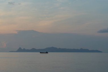 Siluet tanımlanamayan deniz feribotu.