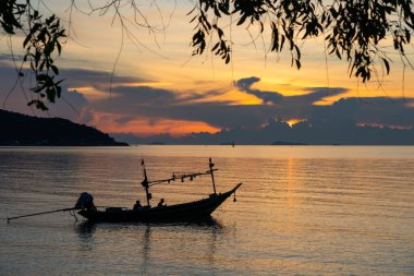 Slhouette balıkçı teknesi ve siluet balıkçıları.