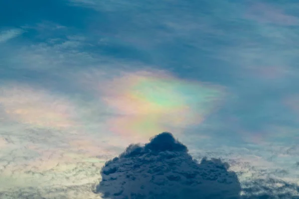 Belo arco-íris no céu e nuvens — Fotografia de Stock