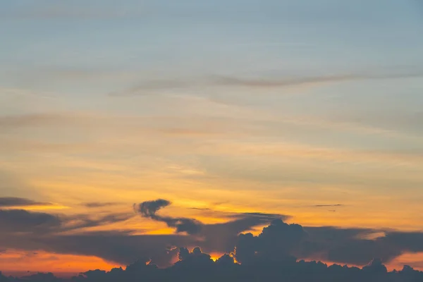 Ciel et nuages beaux et colorés — Photo