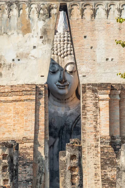 Grande immagine di Buddha in Wat Srichum — Foto Stock