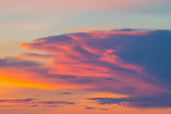 Ciel et nuages beaux et colorés — Photo