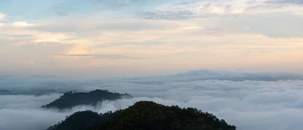 Panorama hermosa vista del mar de niebla en AyersWeng — Foto de Stock