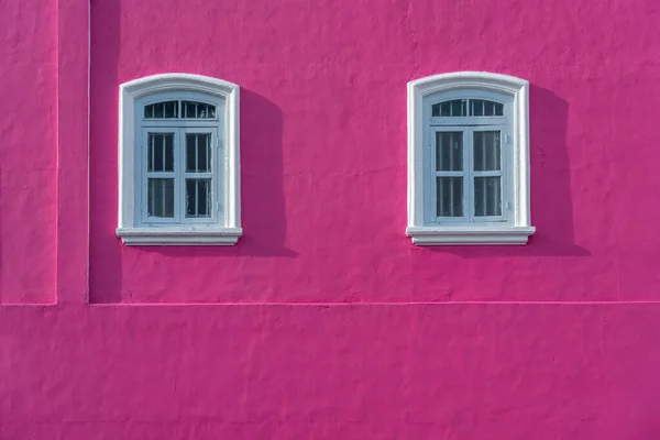 Janelas brancas na parede rosa — Fotografia de Stock