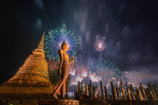 Gyönyörű színes tűzijáték, hogy megünnepeljük Thai Loykrathong festi Stock Kép