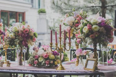 Çiçekli düğün masası