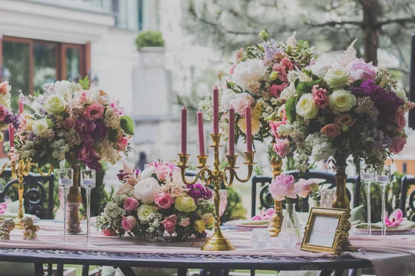 Çiçekli düğün masası