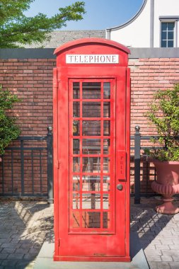 Vintage kırmızı telefon kulübesi.